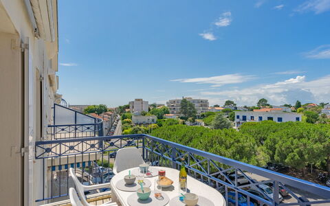 Vaux sur Mer 550: L'Eau, Bâtiment, Plante, Ciel, Jour, Propriété, Piscine, Bleu Azur, Fenêtre, Arbre
