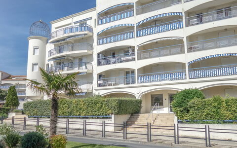 Vaux sur Mer 550: Bâtiment, Plante, Ciel, Fenêtre, Design Urbain, Quartier, Zone Résidentielle, Condominium, Arbre, Façade