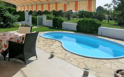 Ingeborg: L'Eau, Plante, Propriété, Piscine, Ombre, Bleu Azur, Bâtiment, Mobilier De Jardin, Rectangle, Arbre