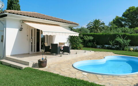 Ingeborg: Propriété, Maison, Piscine, Bâtiment, Domicile, Immobilier, Villa, Arrière-Cour, Herbe, Ombre
