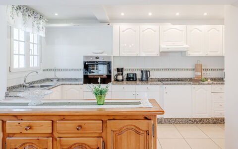 Heringklee: Cuisine, Comptoir, Design Intérieur, Cabinetry, Meubles, Appareil De Cuisine, Sol, Bois, Principaux Appliance, Sol