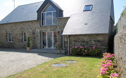 La Lucerie: Plante, Bâtiment, Propriété, Fenêtre, Ciel, Fleur, Lot Terre, Maison, Chalet, Herbe