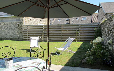 La Lucerie: Plante, Propriété, Meubles, Table, Ombre, Ciel, Bâtiment, Tente, Mobilier De Jardin, Tableau De Plein Air