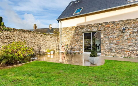 La Lucerie: Plante, Propriété, Ciel, Fenêtre, Nuage, Bâtiment, Paysage Naturel, Lot Terre, Architecture, Chalet