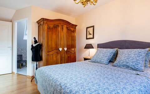 La Lucerie: Propriété, Meubles, Cabinetry, Confort, Bleu, Bois, Cadre De Lit, Design Intérieur, Porte, Bâtiment