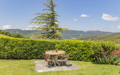 Le Cèdre: Ciel, Plante, Nuage, Montagne, Paysage Naturel, Herbe, Table, Lot Terre, Végétation