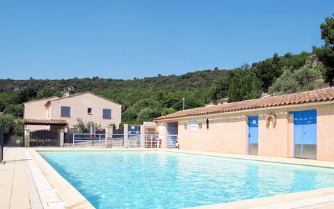 Villa Audrey: L'Eau, Ciel, Propriété, Piscine, Bâtiment, Bleu Azur, Plante, Rectangle, Ombre, Arbre