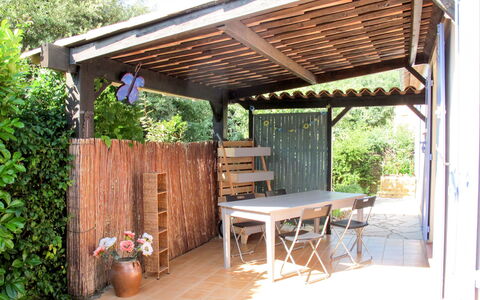Villa Audrey: Propriété, Pergola, Bâtiment, Arrière-Cour, Patio, Maison, Immobilier, Pièce, Ombre, Toit
