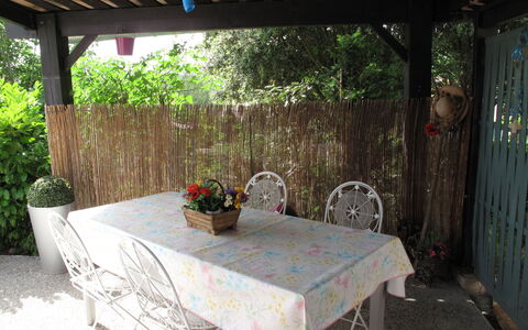 Villa Audrey: Plante, Propriété, Meubles, Table, Bâtiment, La Nature, Feuille, Botanique, Chaise, Design Intérieur