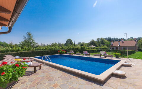 Villa Mihael: Piscine, Propriété, Immobilier, Maison, Vacances, Bâtiment, Biens, Domicile, Loisir, Villa