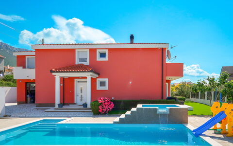 Queen Ahn with Heated Pool: Ciel, Bâtiment, Fenêtre, Arbre, Plante, Maison, Lot Terre, Chalet, Bois, Siding