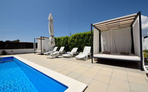 Queen Ahn with Heated Pool: Ciel, L'Eau, Propriété, Bâtiment, Ombre, Mobilier De Jardin, Loisir, Rectangle, Piscine, Immobilier
