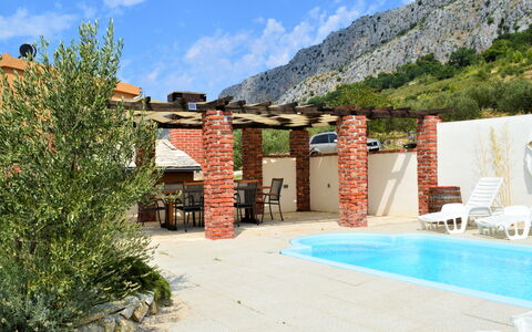 Kilo: Propriété, Maison, Bleu Azur, Vacances, Bâtiment, Mur, Ville, Ciel, Piscine, Immobilier