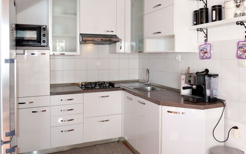 Kilo: Pièce, Comptoir, Cabinetry, Cuisine, Meubles, Propriété, Design Intérieur, Bâtiment, Maison, Cuisinière