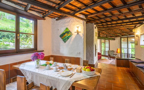 Leggiuno 605: Pièce, Propriété, Bâtiment, Plafond, Design Intérieur, Salle À Manger, Table, Maison, Meubles, Restaurant