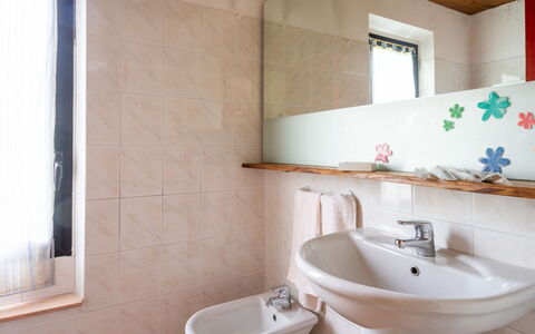 Leggiuno 605: Salle De Bains, Propriété, Pièce, Lavabo, Mur, Robinet, Architecture, Design Intérieur, Luminaire Plomberie, Accessoire Salle De Bain