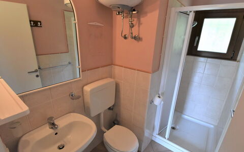 Lago D'Idro 649: Miroir, Robinet, Évier, Propriété, Lavabo, Luminaire Plomberie, Blanc, Siège De Toilette, Violet, Salle De Bains
