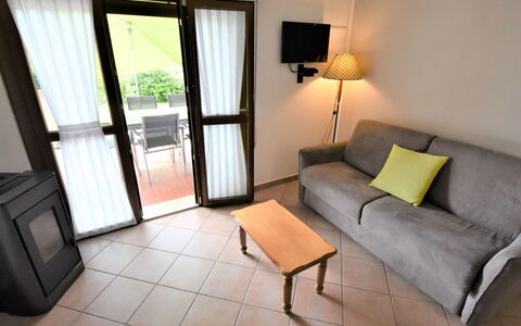 Lago D'Idro 649: Meubles, Propriété, Canapé, Cadre, Bâtiment, Confort, Bois, Plante, Lampe, Éclairage