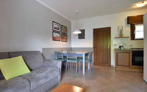 Lago D'Idro 649: Meubles, Table, Propriété, Canapé, Cabinetry, Cadre, Bois, Comptoir, Éclairage, Design Intérieur