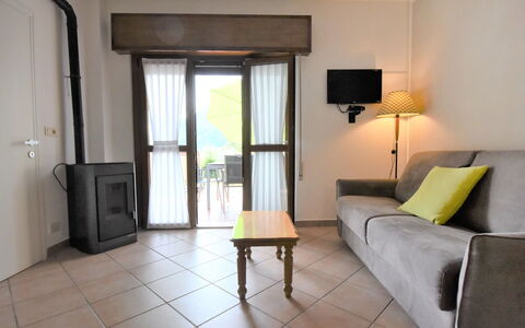 Lago D'Idro 650: Meubles, Bâtiment, Confort, Porte, Table, Bois, Textile, Ombre, Canapé, Design Intérieur
