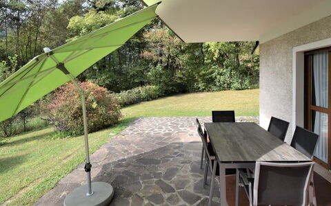 Lago D'Idro 650: Table, Plante, Meubles, Propriété, Bâtiment, Arbre, Ombre, Chaise, Bois, Sol