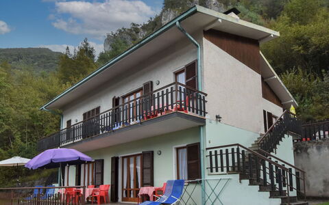 Villa Martinelli: Nuage, Propriété, Bâtiment, Plante, Ciel, Fenêtre, Arbre, Maison, Chalet, Escaliers
