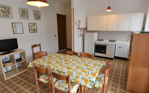 Villa Martinelli: Meubles, Cabinetry, Tiroir, Table, Bois, Cuisine, Éclairage, Cadre, Chaise, Design Intérieur
