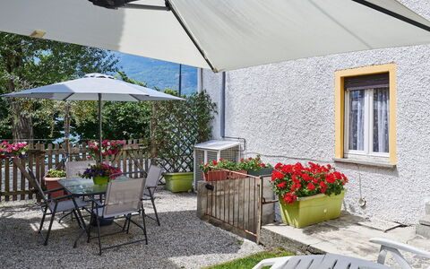 Casa del Pergulin (Lmz325): Plante, Meubles, Propriété, Fleur, Fenêtre, Chaise, Pot De Fleur, Table, Ombre, Mobilier De Jardin