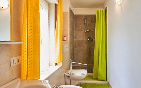 Casa del Pergulin (Lmz325): Robinet, Évier, Luminaire Plomberie, Propriété, Lavabo, Salle De Bains, Bois, Design Intérieur, Bâtiment, Violet