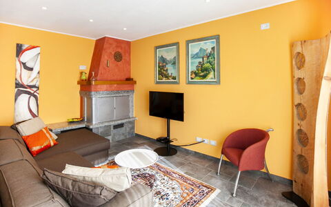 Bellavista: Meubles, Propriété, Télévision, Confort, Cadre, Orange, Design Intérieur, Électroménager, Sol, Sol