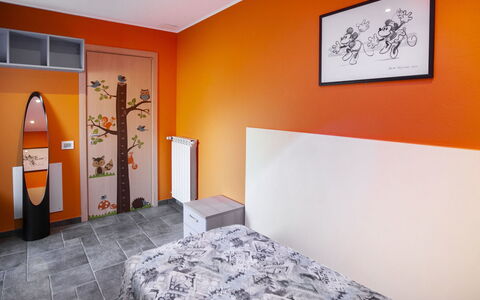 Bellavista: Propriété, Meubles, Orange, Peindre, Cadre, Design Intérieur, Textile, Bois, Éclairage, Confort