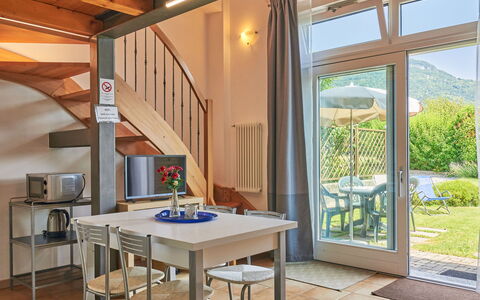 Dongo 662: Meubles, Propriété, Table, Plante, Chaise, Bois, Design Intérieur, Bâtiment, Éclairage, Architecture