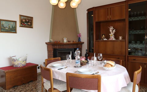 Gialla: Pièce, Salle À Manger, Meubles, Propriété, Table, Design Intérieur, Table Cuisine Et Salle A Manger, Bâtiment, Immobilier, Restaurant