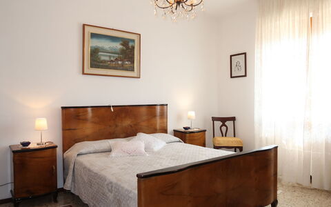 Gialla: Chambre, Meubles, Lit, Pièce, Drap De Lit, Matelas, Literie, Propriété, Cadre De Lit, Design Intérieur