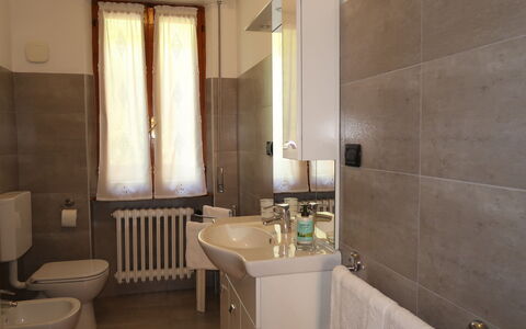 Gialla: Salle De Bains, Pièce, Propriété, Design Intérieur, Bâtiment, Tuile, Architecture, Luminaire Plomberie, Sol, Mur