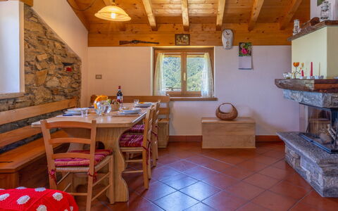 Rinaldo: Propriété, Meubles, Table, Bois, Fenêtre, Design Intérieur, Sol, Sol, Bâtiment, Dur