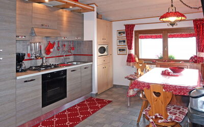 Mia e Giulia 743.3: Pièce, Comptoir, Propriété, Cuisine, Design Intérieur, Meubles, Rouge, Bâtiment, Cabinetry, Tuile