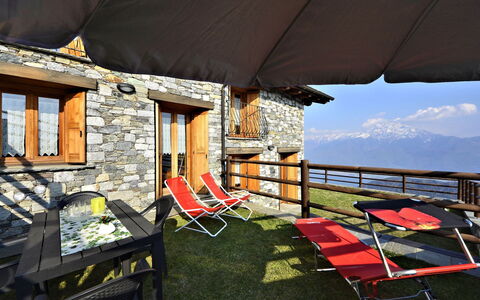Gravedona 744: Meubles, Ciel, Fenêtre, Ombre, Mobilier De Jardin, Maison, Chalet, Herbe, Nuage, Paysage