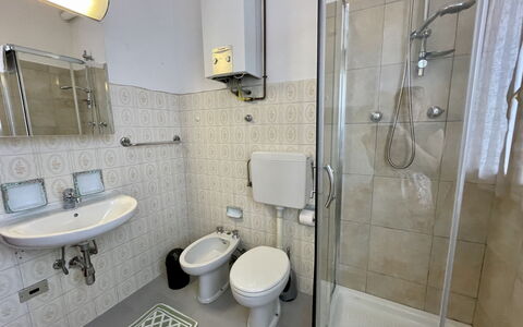 Romina (Dma175): Luminaire Plomberie, Évier, Propriété, Robinet, Miroir, Lavabo, Salle De Bains, Bâtiment, Porte De Douche, Toilette