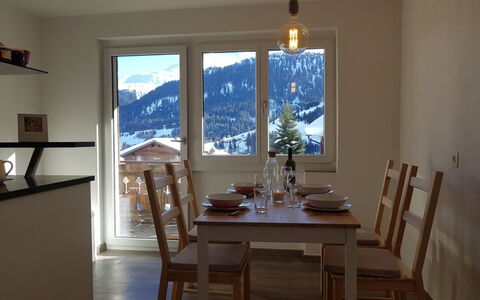Ferienwohnung Dentervitgs: Table, Propriété, Meubles, Fenêtre, Bois, Design Intérieur, Bâtiment, Sol, Sol