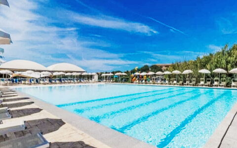 Baia delle Mimose: L'Eau, Ciel, Nuage, Piscine, Bleu, Plante, Bleu Azur, Rectangle, Loisir, Aqua