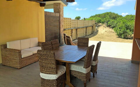 Baia delle Mimose: Propriété, Pièce, Bâtiment, Meubles, Immobilier, Maison, Patio, Table, Design Intérieur, Tableau De Plein Air
