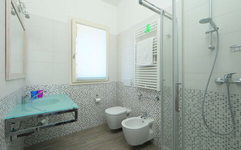 Baia delle Mimose: Salle De Bains, Pièce, Propriété, Design Intérieur, Tuile, Bâtiment, Sol, Immobilier, Architecture, Maison