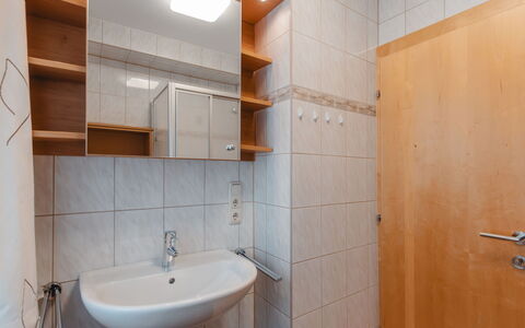 Bergblick: Marron, Évier, Propriété, Robinet, Luminaire Plomberie, Salle De Bains, Bois, Lavabo, Miroir