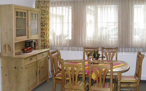 Eusch: Meubles, Pièce, Salle À Manger, Propriété, Design Intérieur, Table, Rideau, Bâtiment, Table Cuisine Et Salle A Manger, Cabinetry