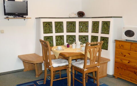Eusch: Table, Propriété, Meubles, Bâtiment, Chaise, Cabinetry, Bois, Design Intérieur, Maison, Sol