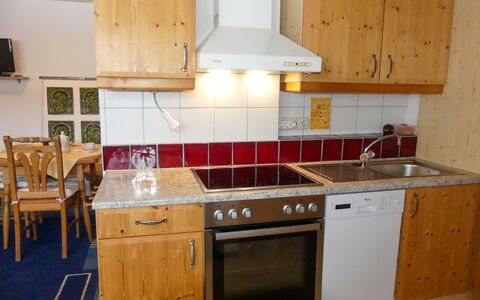 Eusch: Comptoir, Cabinetry, Meubles, Evier, Cuisine, Cuisinière, Appareil De Cuisine, Bois, Robinet, Bâtiment
