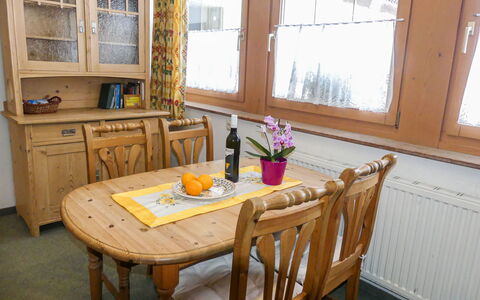 Eusch: Meubles, Propriété, Fenêtre, Table, Cabinetry, Blanc, Plante, Bois, Fleur, Chaise