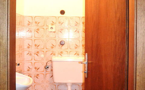 Saalfelden am Steinernen Meer 613: Salle De Bains, Propriété, Pièce, Toilette, Luminaire Plomberie, Architecture, Porte, Siège De Toilette, Design Intérieur, Tuile
