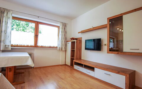 Kainer: Propriété, Meubles, Cabinetry, Fenêtre, Bâtiment, Télévision, Bois, Étagère, Architecture, Design Intérieur